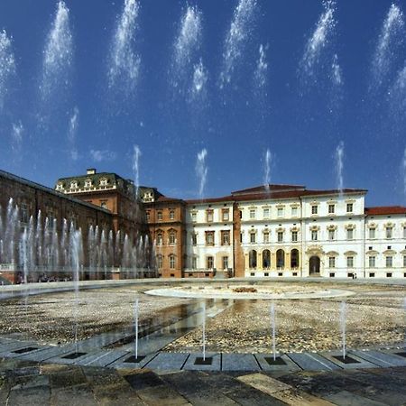 Alle Porte Della Reggia Venaria Reale Exteriör bild