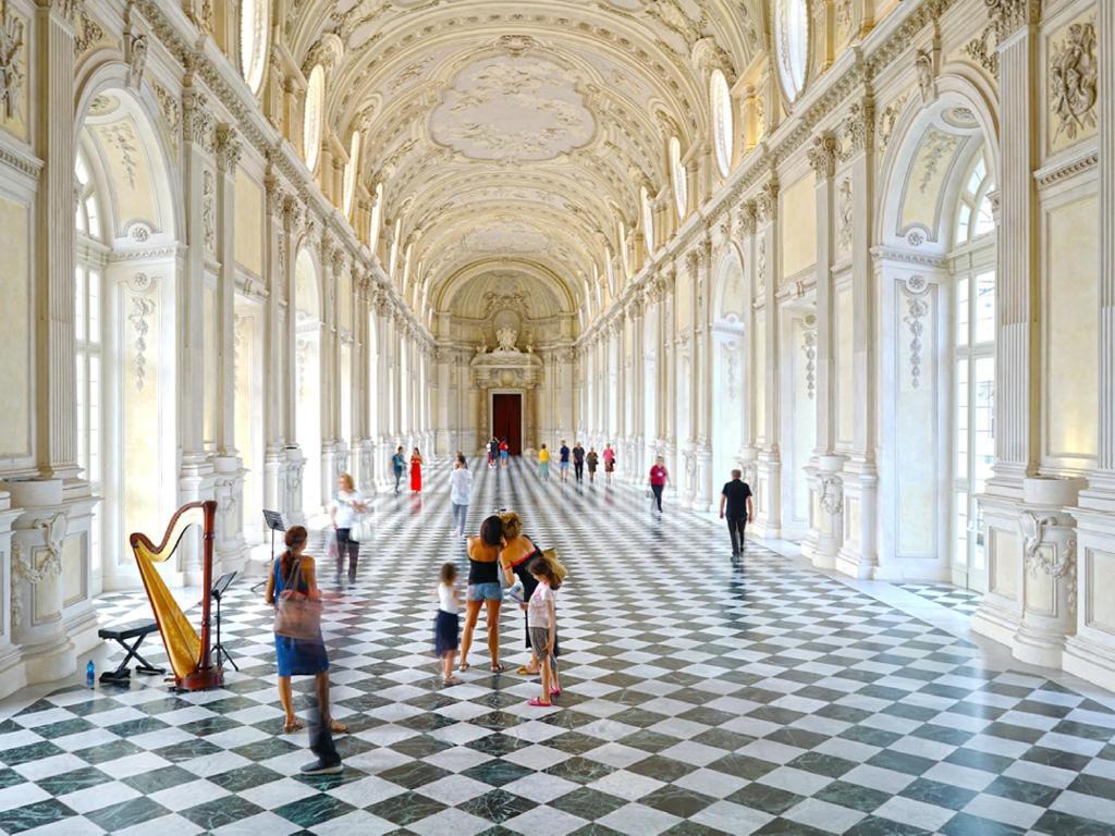 Alle Porte Della Reggia Venaria Reale Exteriör bild